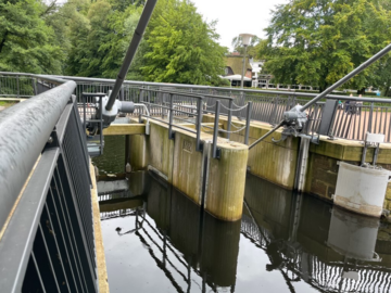 Doubtful folding weir of the Poppenbüttel lock